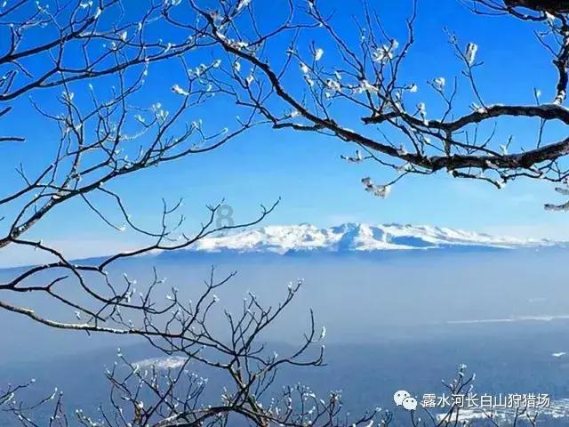 货车打滑被困冰雪路 贵州高速突击队员及时排险救援